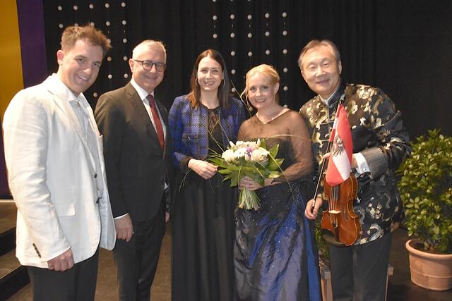 FOTO: Amer Mulalic, Lionspräsident Stefan Bletzacher, Bgm Victoria Weber, Iva Schell, Dirigent und Moderator Lui Chan (v.l.).  | Foto: Foto: Hörhager
