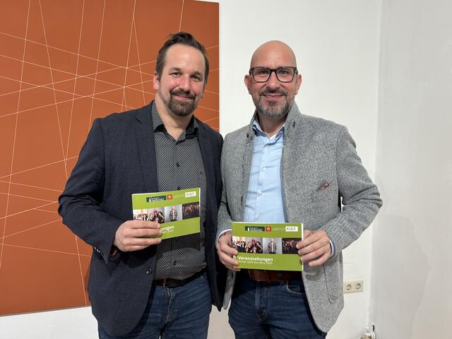 LeibnitzKult-Obmann Gernot Kratzer mit Bürgermeister Michael Schumacher, der die gute Kulturarbeit in Leibnitz lobt. | Foto: Waltraud Fischer