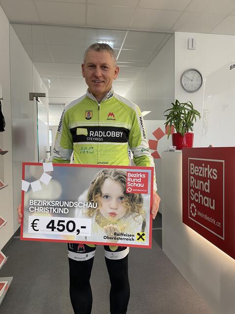 Mit jeweils 450 Euro unterstützt Gerhard Fischer, Vorsitzender der OÖ Radlobby, heuer gleich Familien in fünf Bezirken.  | Foto: MeinBezirk