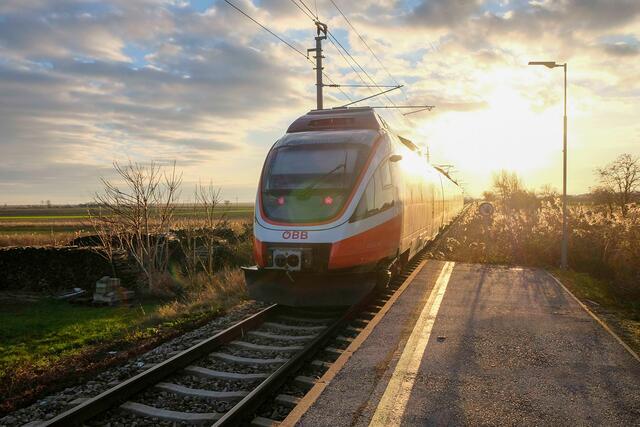 Für Pendlerinnen und Pendler kommt es teilweise zu Schienenersatzverkehr aufgrund der Sanierungsarbeiten. | Foto: ÖBB, Christian Zenger