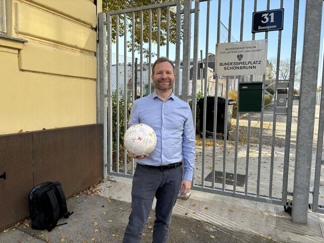 Hubert Herzog vor dem Bundesspielplatz Schönbrunn, wo Turl Wagner einst spielte. | Foto: Karl Pufler/MeinBezirk