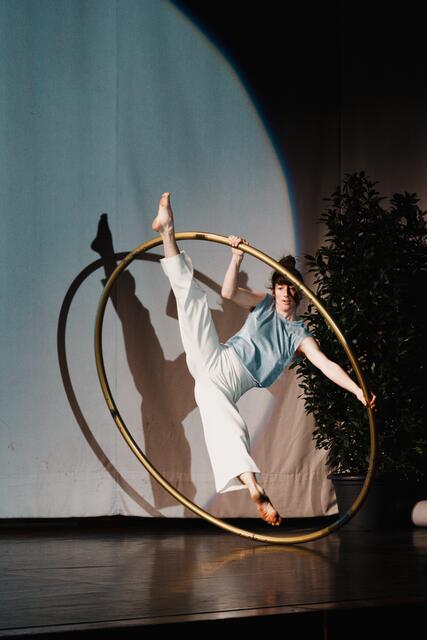 Atemberaubende Artistik, dargeboten von Sandra Hanschitz mit dem Cyr Wheel. | Foto: Amir Kaufmann