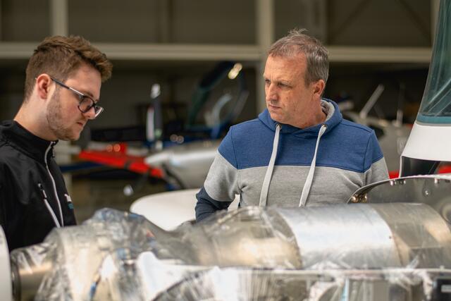 Jahrelang war er Chef der Eurofighter, jetzt bildet er künftige Luftfahrttechniker aus: Klaus Santer – und die Ideen gehen ihm nicht aus. | Foto: Dominic Prinz