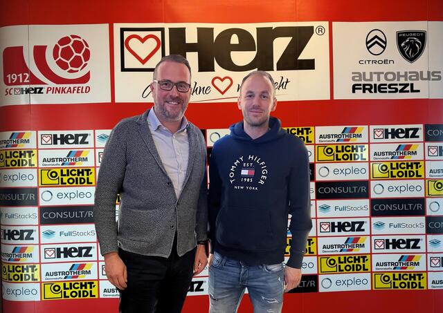 SC HERZ Pinkafeld-Obmann Mario Windhofer begrüßt Matic Marusko, Bundesligaspieler aus Slowenien | Foto: SC Pinkafeld