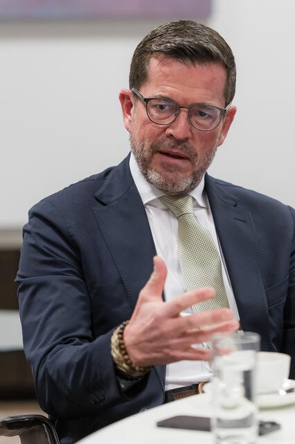 "Als ich aus den USA, wo die Gesellschaft und die Politik sowieso schon vergiftet ist, war ich schon erstaunt, wie breit das auch schon in Europa Platz gegriffen hatte", so der deutsche Wirtschafts- und Verteidgungsminister außer Dienst, Karl Theodor zu Guttenberg. | Foto: Oberbank/Silvia Reitmaier