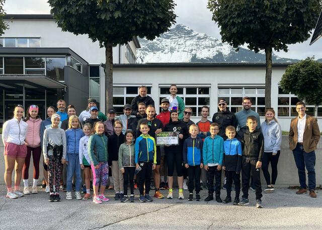 Matthias Ruetz (außen rechts) bei der Scheckübergabe an Ahmet Kisla (vorne links) und Melanie Gretschnig (vorne rechts) im Kreis des Berglaufteams Volders | Foto: Helvetia