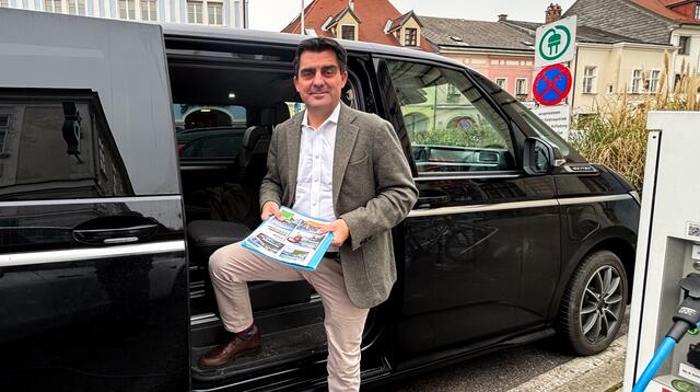 Bürgermeister Christian Gepp auf Tour durch Korneuburg. | Foto: Lisa Wurzinger / RegionalMedien Niederösterreich