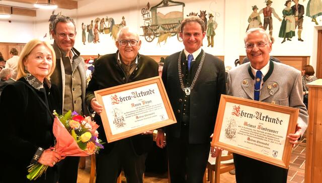 Bayrischzell-Bgm. Georg Kitterainer (2. v. re.) mit Ehrennadel-Träger Anton Pletzer, begleitet von Gattin Heidi und Sohn Manfred. | Foto: Judith Weber