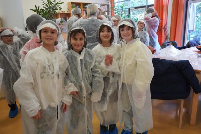 Mit der richtigen Kleidung bleiben die Kinder aber vor allem die Lebensmittel und die Küche sauber.  | Foto: Alicia Martin Gomez