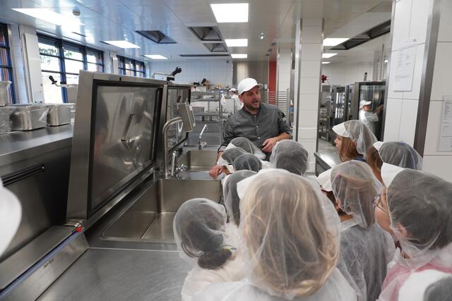 Ob Waschbecken, Topf oder Schneebesen, alles ist hier viel Größer als Daheim.  | Foto: Alicia Martin Gomez