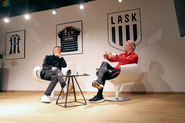 Dirigent Markus Poschner leitet das Bruckner Orchester. Er diskutierte auf Einladung des LASK in der Raiffeisen Arena mit Trainer und Sportdirektor Markus Schopp über Parallelen und Unterschied in der Führungsarbeit in Kultur und Sport.