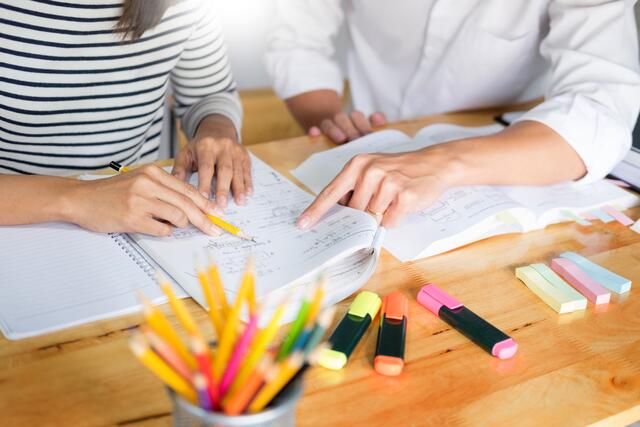 Unterstützung in der Schule durch die Schulassistenz hat zahlreiche Vorteile. | Foto: Shutterstock