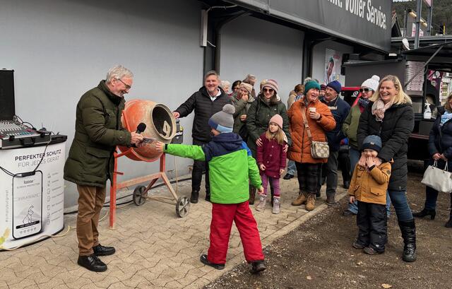 Glücksengerl Theodor zog die Gewinnernamen aus der gut gemischten großen "Lostrommel" mit rund 6.500 Losen. | Foto: MeinBezirk.at