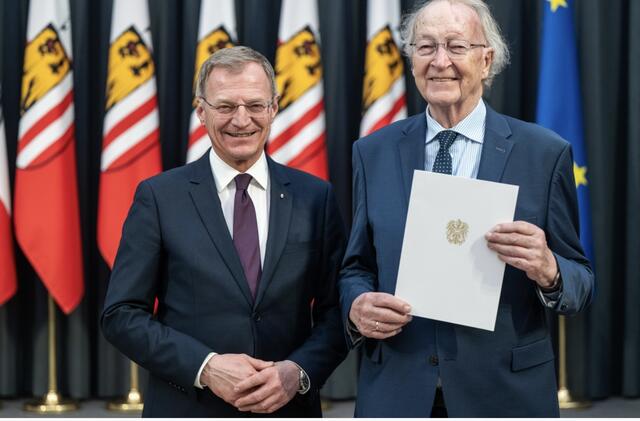 Ende Dezember konnte Landeshauptmann Thomas Stelzer die Ernennungsurkunde dem  frischgebackenen Professor Heinz Schießer im Linzer Landhaus überreichen. | Foto: Landespressedienst OÖ