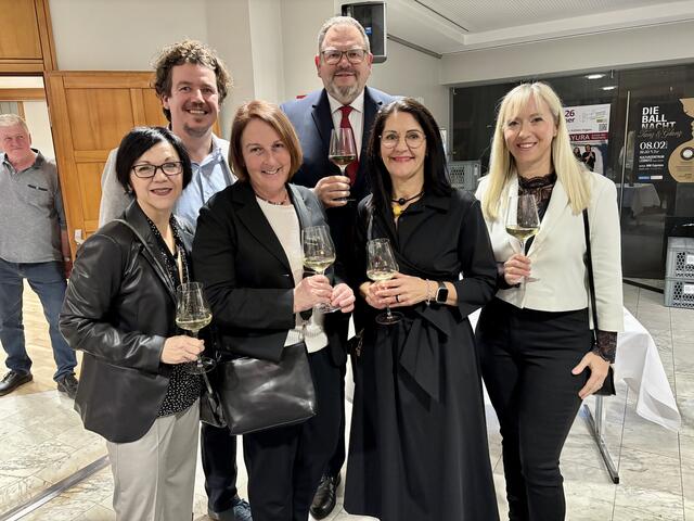 Reger Austausch: Kevin Walter, Michael Paulitsch, Alexandra Kratzer, Kristina Kogelnig-Leber, Birgit Egger und Dunja Galler (v.li.) | Foto: MeinBezirk/Fischer/Gady