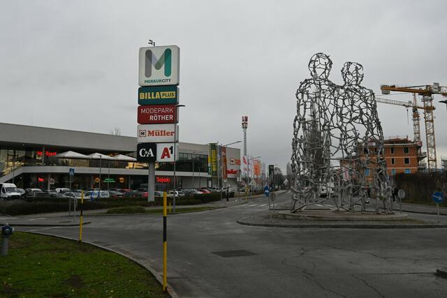 Vorbei kommt man bei Einkaufszentrum