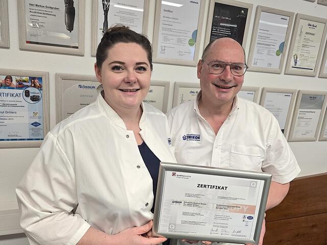 Stolz auf die ISO-Zertifizierung: Inhaber Helmut Gröters mit der Qualitätsmanagement-Beauftragten Bianca Heim. | Foto: Striede