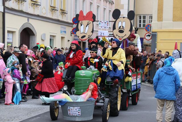 Faschingsumzug Enns 2024: Empfang des Wagens am Ennser Hauptplatz | Foto: Herbert Stocker