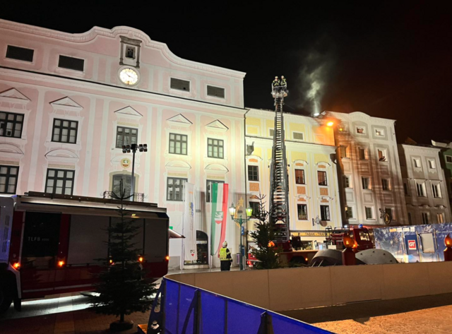 "Die Wetterlage drückte den Rauch aus dem Kamin gegen die Blindmauer", berichtet die FF Enns | Foto: Freiwillige Feuerwehr Enns