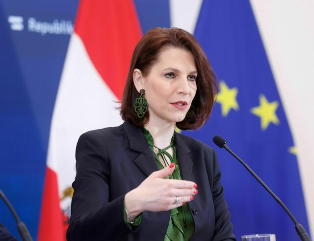 Karoline Edtstadler, Bundesministerin für EU und Verfassung, wird im Sommer 2025 Wilfried Haslauer als Landeshauptfrau Salzburgs nachfolgen. Ab 1. Februar 2025 wird sie geschäftsführende Parteiobfrau sein, verkündete die ÖVP heute in einer Pressekonferenz. | Foto: Regina Aigner/Bundeskanzleramt
