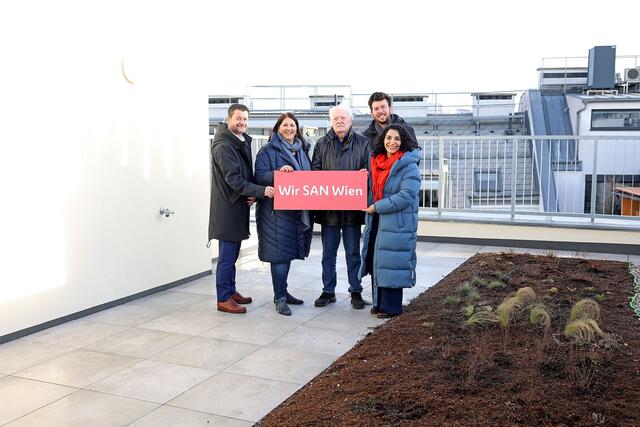 Gemeinsam mit Wohnbaustadträtin Kathrin Gaál (2. v. l.) machten sich Bezirkschefin Saya Ahmad und ihr Stellvertreter Christian Sapetschnig (alle SPÖ, 2.v. r.) ein Bild von dem sanierten Gebäude. | Foto:  Martin Votava