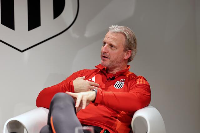 Der in Graz geborene Markus Schopp (50) war als rechter offensiver Mittelspieler bei den Vereinen Sturm Graz, dem deutsche HSV, dem italienischen Brescia Calcio, Red Bull Salzburg und den New York Red Bulls aktiv.