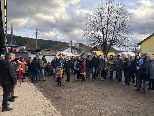 Mit Spannung wurde die Ziehung des Hauptpreises am Firmengelände von "Red Zac Mike's" am Dreikönigstag verfolgt.  | Foto: MeinBezirk.at