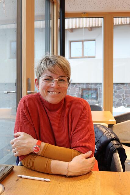 Michaela Gasser-Mark ist die KLAR!-Managerin der KLAR! Arlberg Stanzertal. Sie informiert über neu definierte Maßnahmen und Projekte in der Weiterführungsphase.  | Foto: Elisabeth Zangerl 