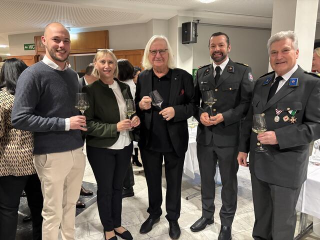 Bezirkshauptfrau Karin Wiesegger-Eck mit Sohn sowie Henry Sams, Klaus Steinwendter und Freddie Weiland im Gespräch. (v.l.) | Foto: MeinBezirk/Fischer/Gady