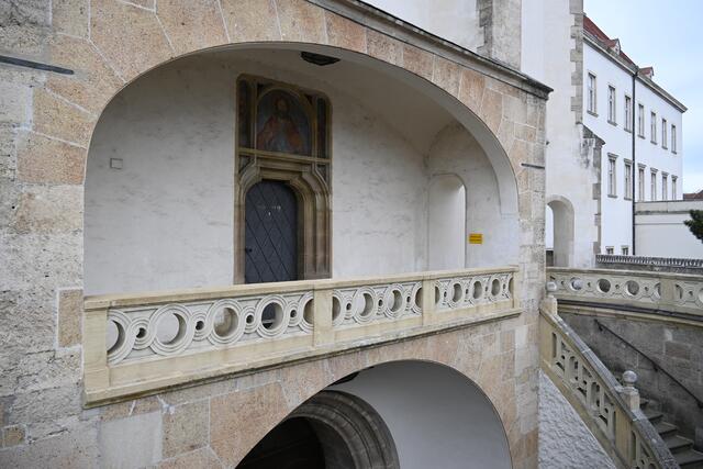 Ich stieg die Treppe hinauf und besuchte die Kirche