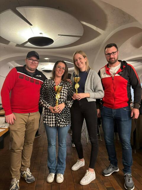 Organisator Lukas Diermair, Damen-Siegerin Claudia Lengauer, Lisa Gruber (Zweite) und Organisator Peter Priewasser (v. l.). | Foto: ASVÖ SC Höhnhart