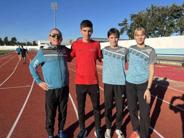 Trainer Rolf Meixner mit den Athleten Markus Hauser (LAC Unlimited Kobersdorf) und Jan Baumegger (Leichtathletik Akademie Eisenstadt) und Ronja Leitner | Foto: Leichtathletik Akademie Eisenstadt