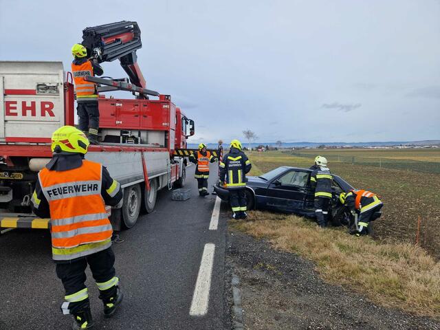 Nach Abtransport der insgesamt drei Verletzten und der Unfallaufnahme durch die Polizei begannen die Aufräumarbeiten.  | Foto: FF Grafenwörth