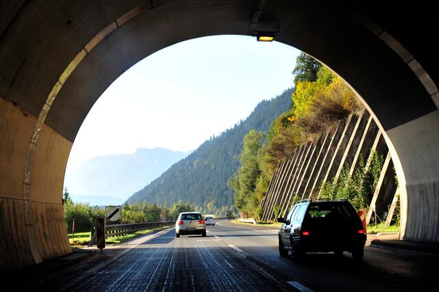 Ab 1. Februar wird für die Fahrt auf Österreichs Autobahnen und Schnellstraßen die Jahresvignette 2025 benötigt.  | Foto: ASFiNAG