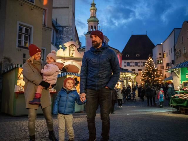 Die stimmungsvollen Adventmärkte der Region locken jedes Jahr Einheimische und Urlaubsgäste gleichermaßen an. | Foto: Tirol Werbung/Bert Heinzlmeier
