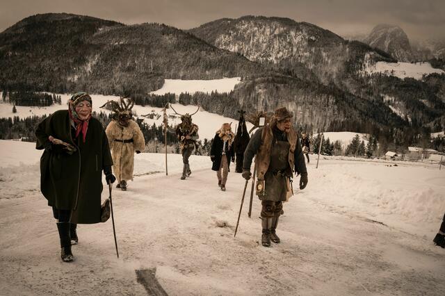 Puppenweib, Schiachpercht, der wilde Mann, Fuchs, Habergoaß, Schmid (vorne), Tod (hinten rechts). | Foto: Abtenauer Perchten E.V.