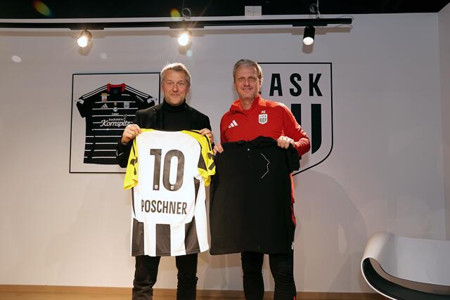 Leiberltausch zwischen Kultur und Sport: Nach ihrem Gespräche über die Parallelen in der Führungsarbeit gab es für Dirigent Markus Poschner eine LASK-Dress und für Sportdirektor und Trainer Markus Schopp ein Anton Bruckner-Poloshirt.