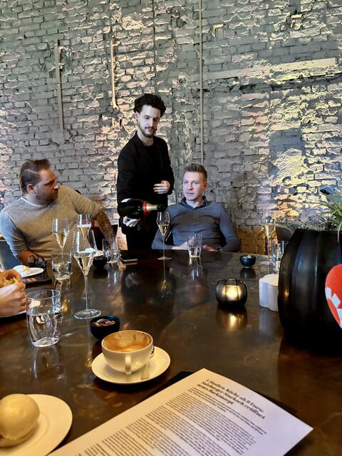 Andreas Senn und sein Küchenchef Christian Geisler sowie Head-Sommelier Thomas Kracher gaben bei der Vorstellung Mitte Jänner exklusive Einblicke in das neue Konzept und servierten Kostproben aus der á-la-carte-Karte sowie Cocktails und Wein. | Foto: Carmen Kurcz