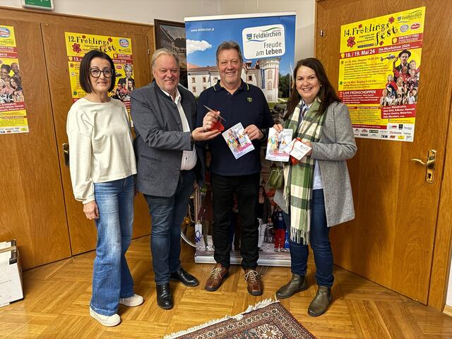 Josef Wegleitner und Cornelia Mikitsch-Rogatsch freuen sich über die Gewinne. | Foto: Stadtgemeinde Feldkirchen
