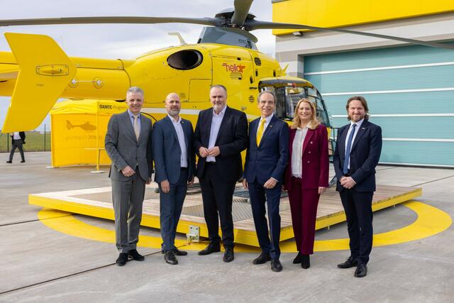 (v.l.) Frauenkirchens Bürgermeister Hannes Schmid, ÖAMTC-Direktor Oliver Schmerold, Landeshauptmann Hans Peter Doskozil, ÖAMTC-Präsident Günter Thumser, Landesrätin Daniela Winkler und ÖAMTC-Flugrettung-Geschäftsführer Marco Trefanitz vor dem neuen Notarzthubschrauber-Stützpunkt. | Foto: Landesmedienservice