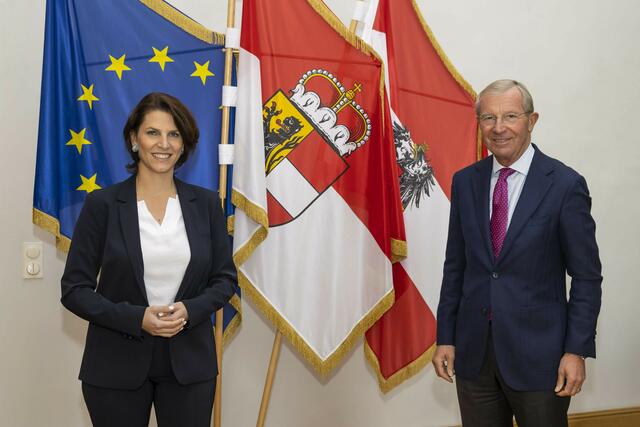 Haslauer mit seiner Nachfolgerin Edtstadler bei einem früheren Termin. Für Haslauer ist die Zeit eines Generationenwechsels gekommen. | Foto: Land Salzburg / Neumayr – Leopold
