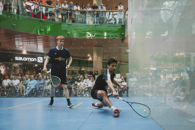 Bei seinem Heimturnier im Shopping-Center Europark erreichte Österreichs einziger Profi-Squashspieler Aqeel Rehman (re.) das Finale. Mit dem Jahr 2024 ist der 39-Jährige nicht ganz zufrieden, zieht ein durchwachsenes Fazit. | Foto: Jasmin Walter