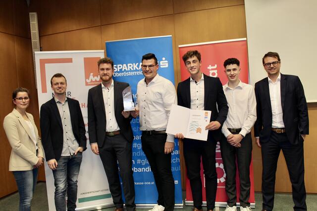 Der erste Platz ging 2024 an Crew8 Events - am Bild mit Andreas Pfeiffer, Bezirksvorsitzender Junge Wirtschaft, und seinen Stellvertretern Franziska Scheuwimmer und Moritz Aschauer. | Foto: MeinBezirk Perg/Köck