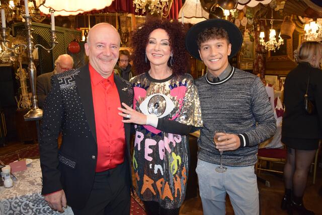 Andy Lee Lang (l.) lud die Stars zu sich auf die Bühne. Mit dabei Sänger Vincent Bueno und Society-Lady Christina Lugner.  | Foto: Patricia Hillinger/MeinBezirk