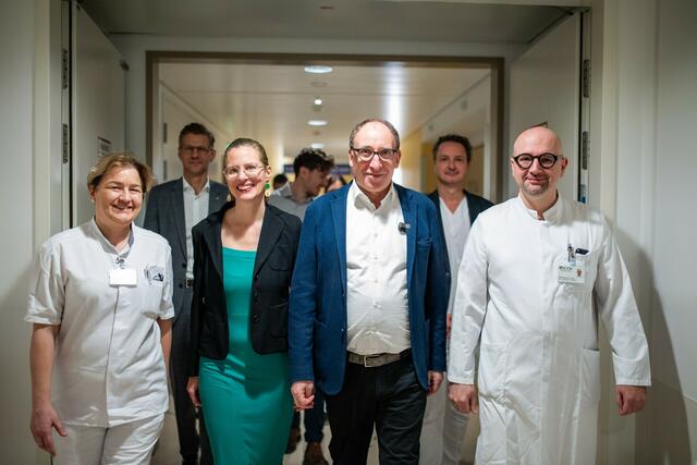 Die Grüne Landessprecherin und Spitzenkandidatin Anja Haider-Wallner mit Bundesminister Johannes Rauch bei einem Besuch im Krankenhaus Eisenstadt.  | Foto: Grüne Burgenland