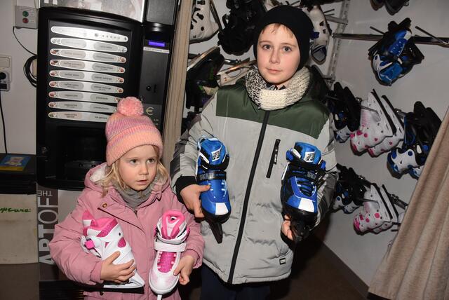 Eislaufschuhe gratis zum Entlehnen in der Eisarena Pabneukirchen. | Foto: Zinterhof