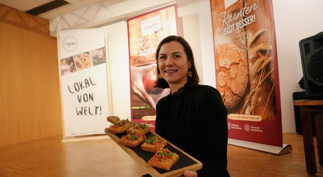 Genussland-Kärnten-Geschäftsführerim Sandra Käfer mit Hummus-Broten. Die Kirchererbsen für den veganen Aufstrich werden am Krappfeld angebaut. | Foto: MeinBezirk