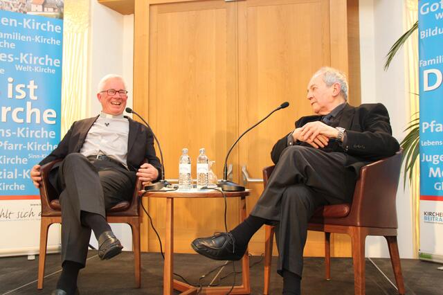 Sichtlich amüsiert gab sich Erzbischof Lackner beim Gespräch mit dem Kabarettisten Otto Schenk. | Foto: EDS