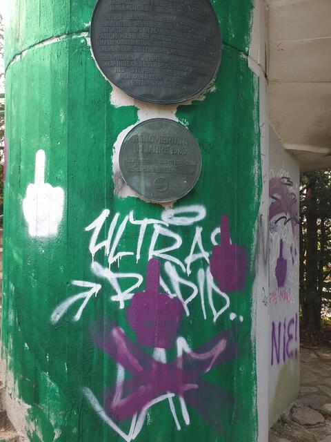 Violett gegen Grün: Fußballfans tobten sich auf der Jubiläumswarte aus. | Foto: privat