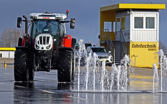 Für das Traktorentraining jetzt anmelden | Foto: ÖAMTC Fahrtechnik / Daniel Fessl